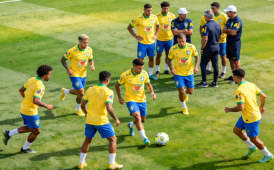 巴西队训练营内球员进行战术演练的俯拍视角